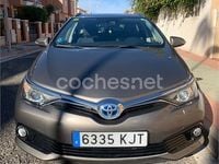 Usado Toyota Auris Hybrid Active 136 CV (100 kW) 2018 Gris / plata Familiar