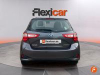 Usado Toyota Yaris Hybrid Advance 100 CV (73 kW) 2019 Gris