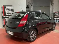 Usado Hyundai i30 Comfort 109 CV (80 kW) 2010 Negro Berlina