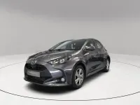 Usado Toyota Yaris Hybrid Active 116 CV (85 kW) 2024 Gris / plata Berlina
