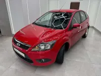 Usado Ford Focus Trend 90 CV (66 kW) 2010 Rojo Utilitario