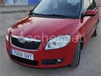 Usado Skoda Fabia 60 CV (44 kW) 2010 Rojo Berlina