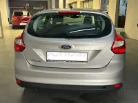 Usado Ford Focus Trend 115 CV (84 kW) 2013 Gris / plata Berlina