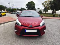 Usado Toyota Yaris Hybrid Active 100 CV (73 kW) 2013 Granate Berlina