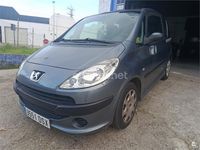 Usado Peugeot 1007 70 CV (51 kW) 2005 Gris / plata Monovolumen