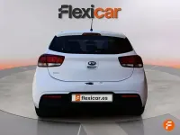 Usado Kia Rio 84 CV (61 kW) 2018 Blanco Berlina
