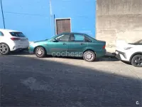 Usado Ford Focus Ghia 100 CV (73 kW) 2002 Verde Berlina