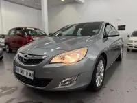 Usado Opel Astra Cosmo 125 CV (91 kW) 2010 Violeta / lila Berlina
