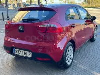 Usado Kia Rio 85 CV (62 kW) 2011 Granate Berlina