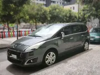 Usado Peugeot 5008 Allure 120 CV (88 kW) 2016 Gris Monovolumen
