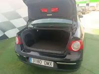 Usado VW Passat Highline 140 CV (102 kW) 2005 Negro Berlina