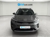 Usado Kia Stonic 120 CV (88 kW) 2023 Gris / plata SUV