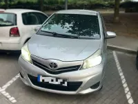 Usado Toyota Yaris Active 69 CV (50 kW) 2013 Gris Utilitario