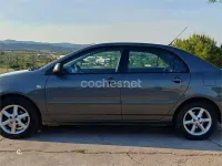 Usado Toyota Corolla Sol 110 CV (80 kW) 2003 Marrón Berlina