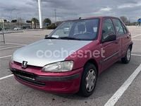 Usado Peugeot 106 60 CV (44 kW) 2002 Granate Utilitario
