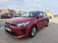 Usado Kia Rio 84 CV (61 kW) 2022 Rojo Berlina