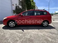 Usado Hyundai i30 Comfort 90 CV (66 kW) 2009 Rojo Familiar