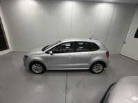 Usado VW Polo Advance 90 CV (66 kW) 2017 Gris / plata Berlina