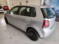 Usado VW Polo Advance 80 CV (58 kW) 2006 Gris / plata Utilitario