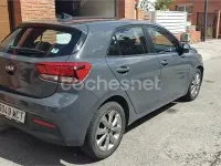 Usado Kia Rio 100 CV (73 kW) 2022 Gris / plata Berlina