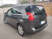 Usado Peugeot 5008 Allure 163 CV (119 kW) 2012 Gris / plata Monovolumen
