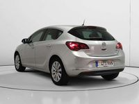 Usado Opel Astra Selective 132 CV (97 kW) 2014 Gris Utilitario