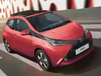 Usado Toyota Aygo X-play 69 CV (50 kW) 2018 Azul Utilitario