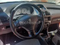 Usado Peugeot 206 75 CV (55 kW) 2005 Rojo Berlina
