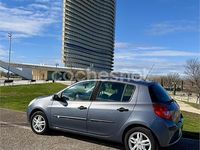 Usado Renault Clio II Dynamique 85 CV (62 kW) 2006 Gris / plata Berlina