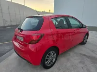 Usado Toyota Yaris Live 69 CV (50 kW) 2015 Rojo Utilitario