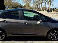 Usado Toyota Yaris Hybrid 100 CV (73 kW) 2017 Gris / plata Berlina