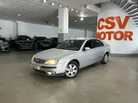 Usado Ford Mondeo Trend 131 CV (96 kW) 2004 Gris Berlina