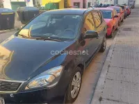 Usado Kia Ceed 90 CV (66 kW) 2010 Negro Utilitario