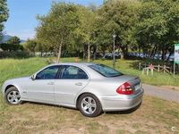 Usado Mercedes E220 Avantgarde 143 CV (105 kW) 2002 Gris / plata Berlina