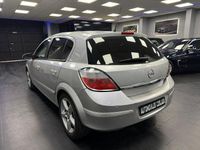 Usado Opel Astra Cosmo 100 CV (73 kW) 2007 Gris / plata Berlina