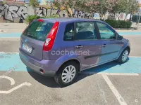 Usado Ford Fiesta 70 CV (51 kW) 2006 Violeta / lila Utilitario