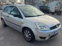 Usado Ford Fiesta Trend 80 CV (58 kW) 2003 Gris / plata Utilitario