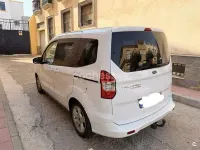 Usado Ford Tourneo Courier Trend 95 CV (69 kW) 2015 Blanco Monovolumen