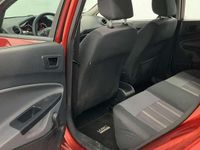 Usado Ford Fiesta Trend 82 CV (60 kW) 2010 Rojo Utilitario