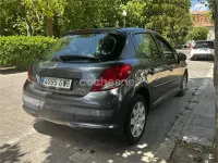 Usado Peugeot 207 70 CV (51 kW) 2010 Gris / plata Berlina
