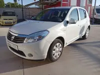 Usado Dacia Sandero Lauréate 75 CV (55 kW) 2013 Blanco Utilitario