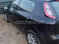 Usado Fiat Punto Young 75 CV (55 kW) 2014 Negro Utilitario
