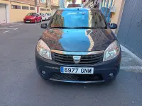 Usado Dacia Sandero Ambiance 75 CV (55 kW) 2009 Violeta / lila Berlina