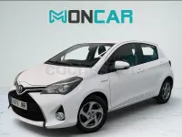 Usado Toyota Yaris Hybrid Active 100 CV (73 kW) 2016 Blanco Berlina