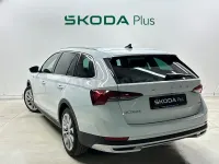 Usado Skoda Octavia Scout 4x4 150 CV (110 kW) 2022 Gris / plata Familiar