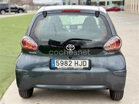 Usado Toyota Aygo Connect Style 68 CV (50 kW) 2013 Gris / plata Utilitario