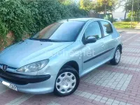 Usado Peugeot 206 70 CV (51 kW) 2004 Azul Berlina