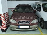 Usado Kia Carens 110 CV (80 kW) 2001 Granate Monovolumen