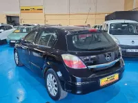 Usado Opel Astra Essentia 90 CV (66 kW) 2006 Negro Utilitario