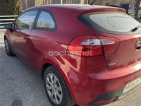 Usado Kia Rio 85 CV (62 kW) 2012 Rojo Berlina